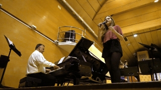 Álvaro Guijarro al piano y Laia Ferrer cantante